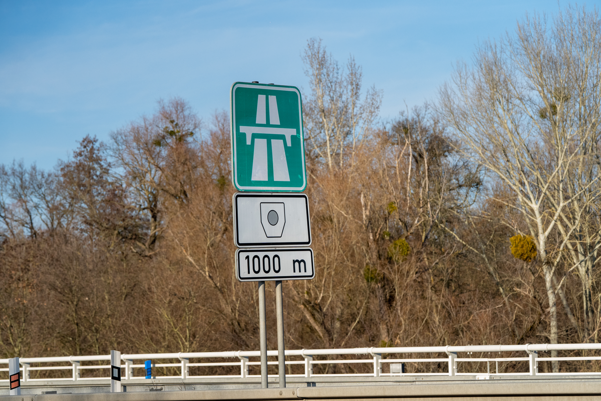 Czech D2 motorway start sign with vignette required symbol and 1000m warning sign indicating vignette enforcement begins in 1000 metres, February 2026