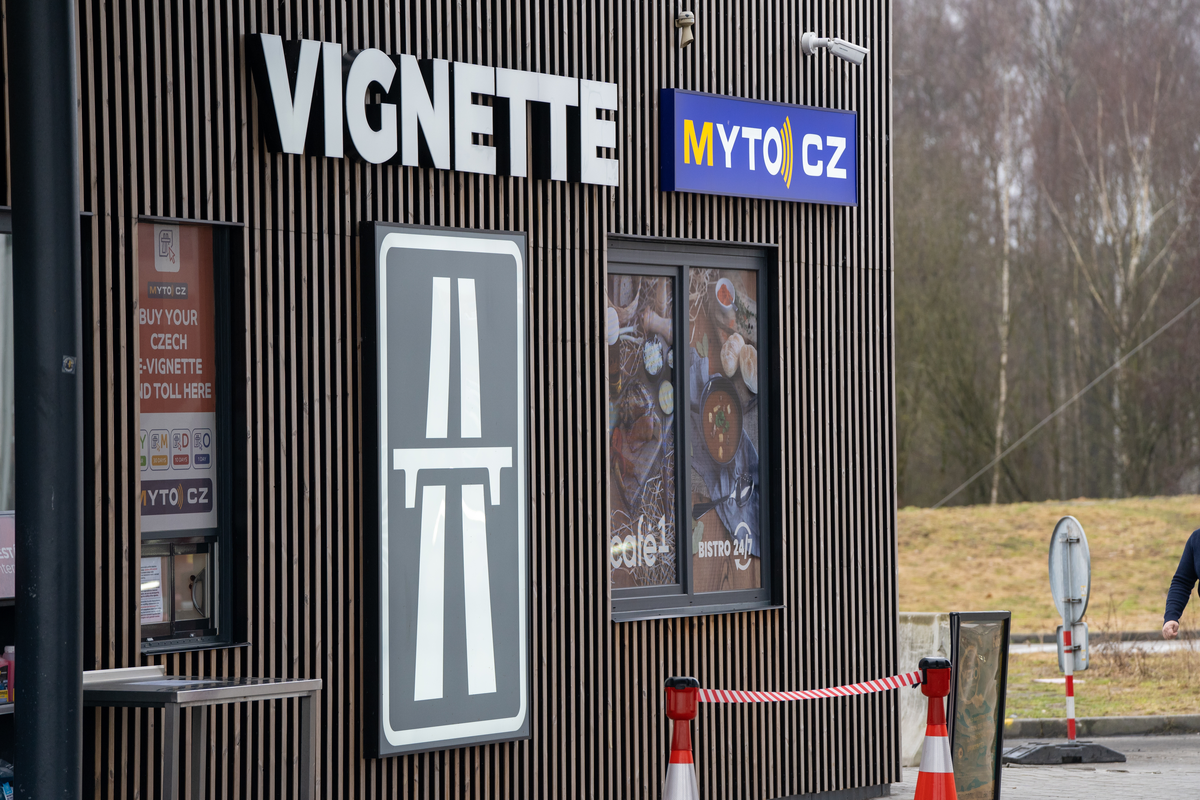 Drewniana elewacja punktu sprzedaży czeskiej winiety i myta Mýto CZ w miejscu obsługi podróżnych (MOP) przy autostradzie D5 niedaleko Rozvadova, tuż za przejściem granicznym Waidhaus z Niemcami, z anglojęzycznym szyldem „Buy your Czech e-vignette and toll here