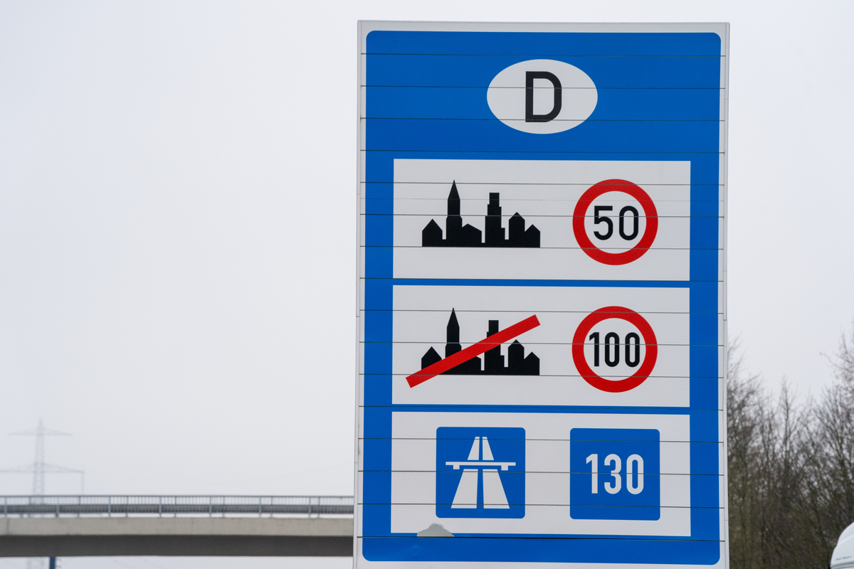Germany D speed limit sign at Czech-German border on D5 motorway showing 50 km/h in towns, 100 km/h outside towns and 130 km/h on motorways, February 2026