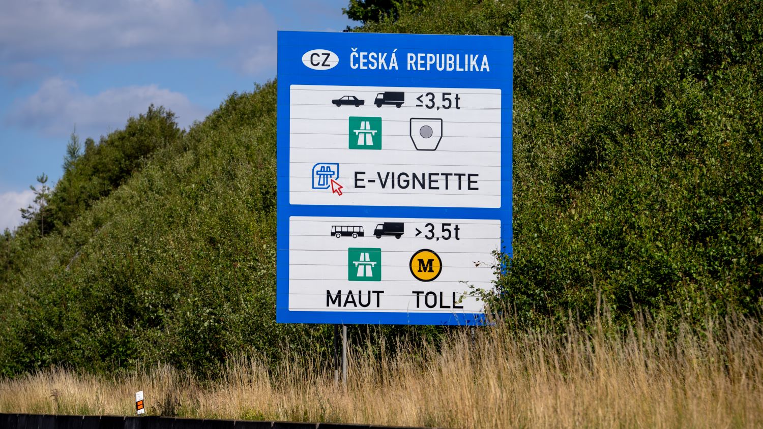 Česká republika sign on the D8 from Dresden to Prague: an e-vignette for cars and vans, and a toll for trucks and buses over 3.5 t