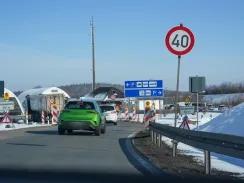 Police control checkpoint at the German-Czech border on the D8 motorway with vehicles and snow, captured on February 20, 2026
