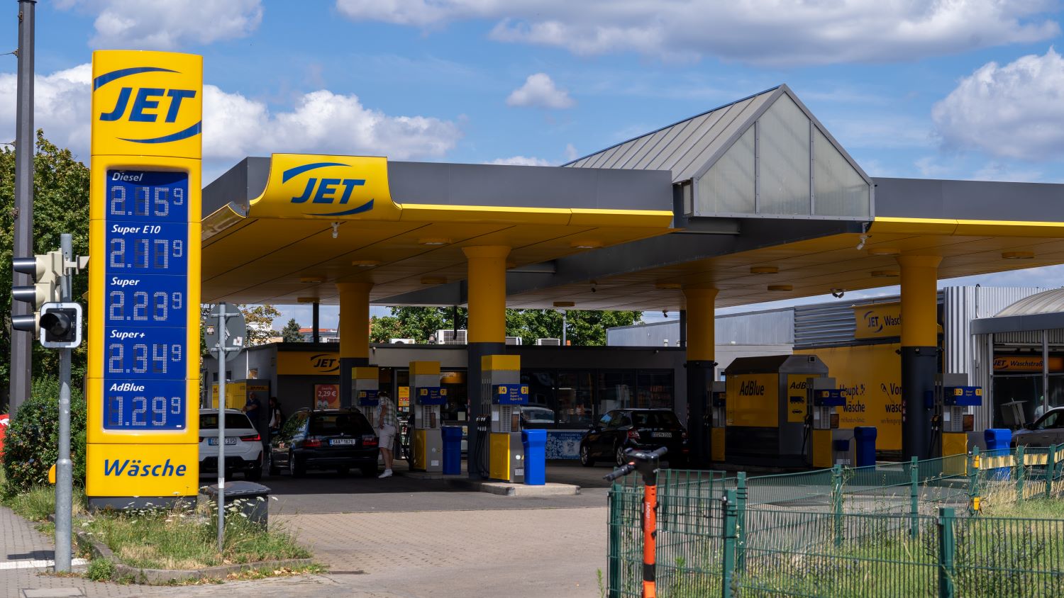 JET petrol station in Dresden with fuel prices on display and a Czech-registered car at the pumps, not far from the Czech border