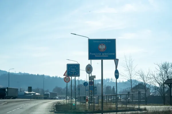 Polish-Czech border crossing at Náchod–Kudowa-Zdrój with Rzeczpospolita Polska and Česká republika signs, captured on February 28, 2026