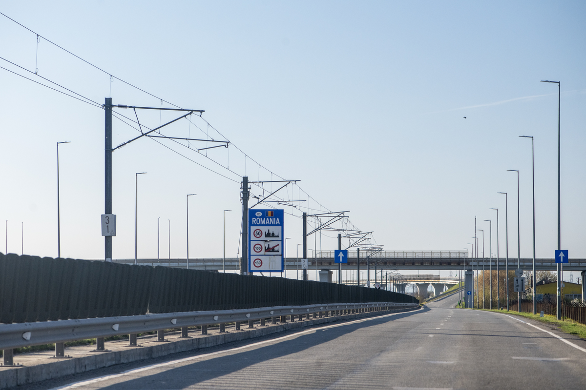 Sequence of Romanian road signs showing a speed limit dropping from 130 km/h to 40 km/h within a short distance at a border entry point